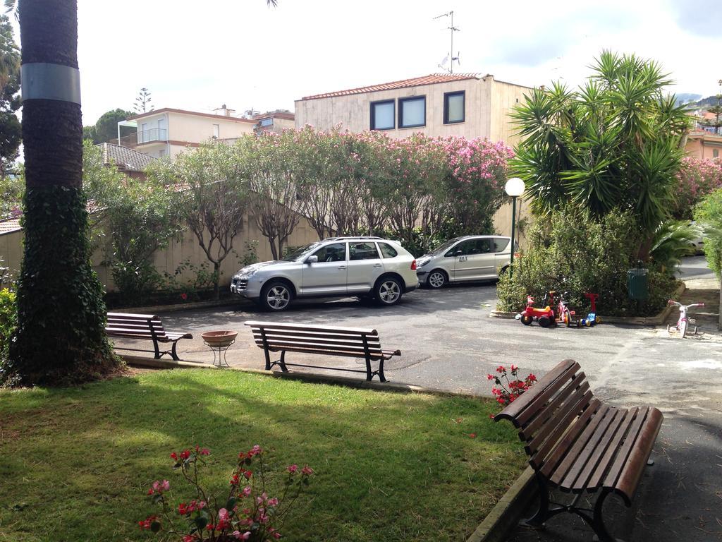 Tirrenia Beach House - Sea Front With Private Beach Sanremo Exteriér fotografie